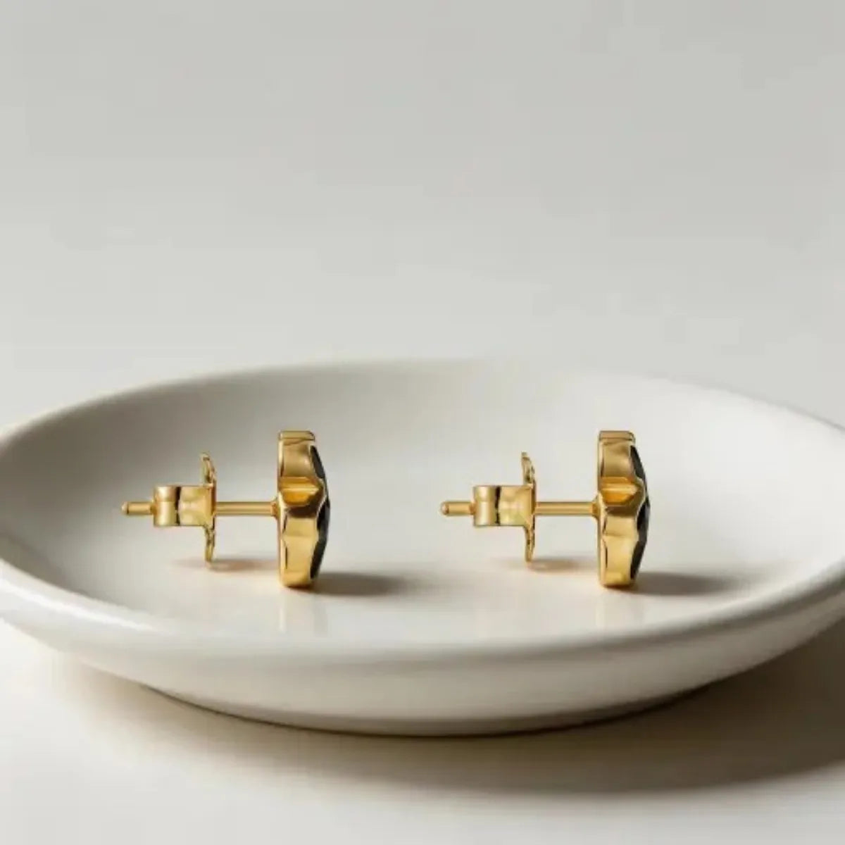 Colección de Pendientes Modernos en Oro y Plata con Detalles de Perlas y Piedras Preciosas |   Joyería Minimalista
