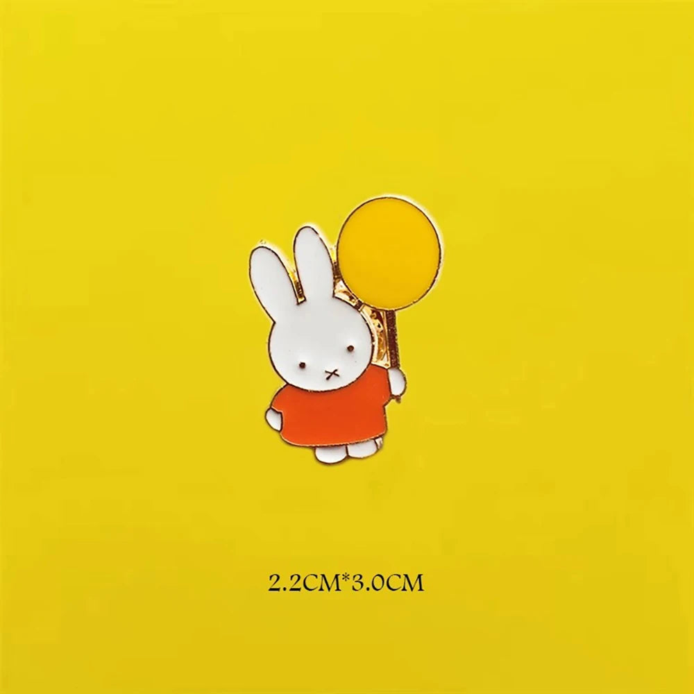 Broche Kawaii Miffy, bonito Pin esmaltado para solapa, accesorios de Metal, sombrero, ropa, mochila, decoración, regalo para niña