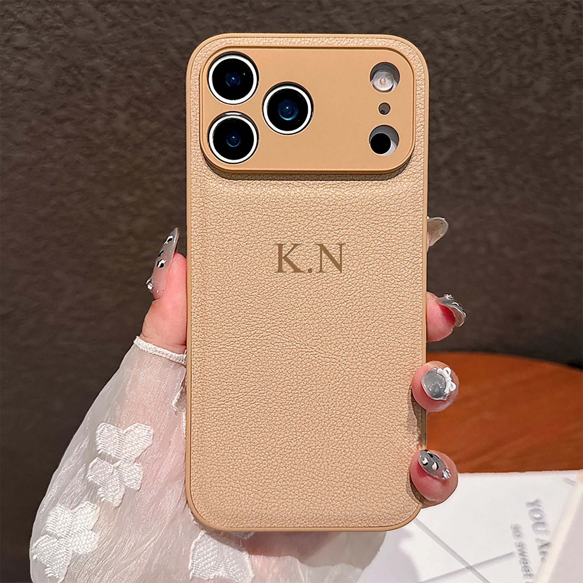 Funda de teléfono de cuero sintético con grabado en caliente 3D DIY con nombre personalizado de lujo para iPhone 17 16 15 14 13 Pro Max Plus Air