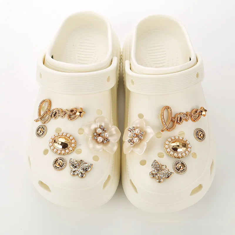 Nuevo conjunto de amor de diamantes, adornos para zapatos con agujeros, perlas, mariposa, zapatos de flores, hebilla DIY, accesorios para zapatos de azada 3D