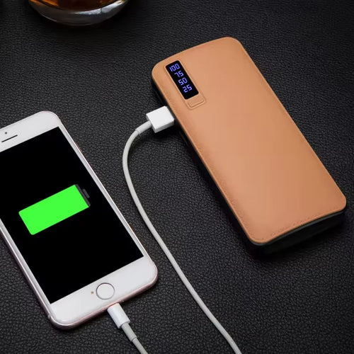 Batería portátil de 10000 mAh con textura de piel, 3 puertos USB y linterna. Disponible en varios colores.