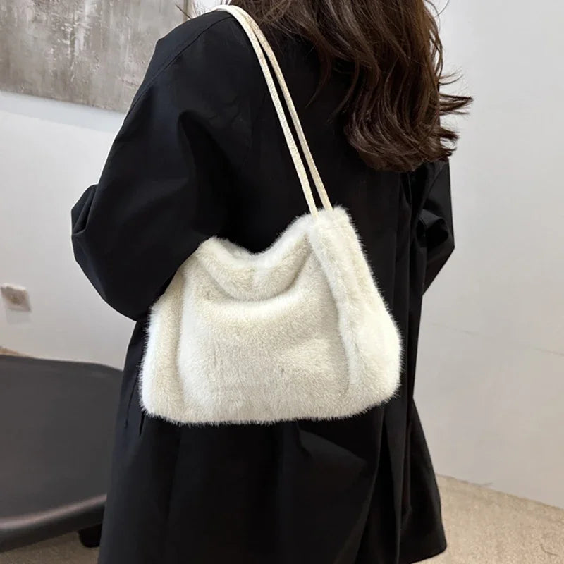Nuevo bolso de mano de felpa para Otoño e Invierno, bolso de compras cruzado con cadena de Color sólido versátil, bolsos de mensajero con cadena de nuevo diseño para mujer
