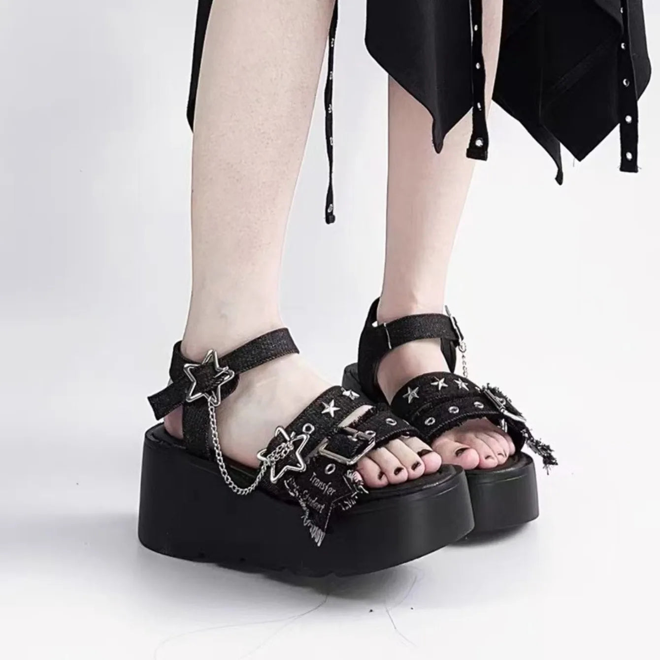 Sandalias De plataforma con hebilla a la moda para Mujer, zapatos góticos De verano con decoración De cadena, Sandalias De Tacón De Cuña con parte inferior gruesa, Sandalias De Mujer