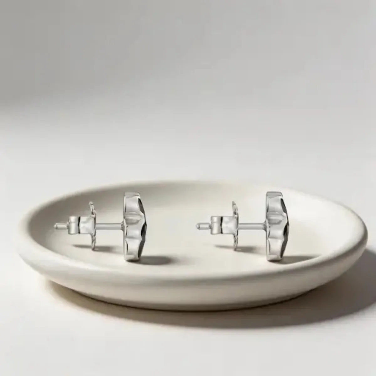 Colección de Pendientes Modernos en Oro y Plata con Detalles de Perlas y Piedras Preciosas |   Joyería Minimalista