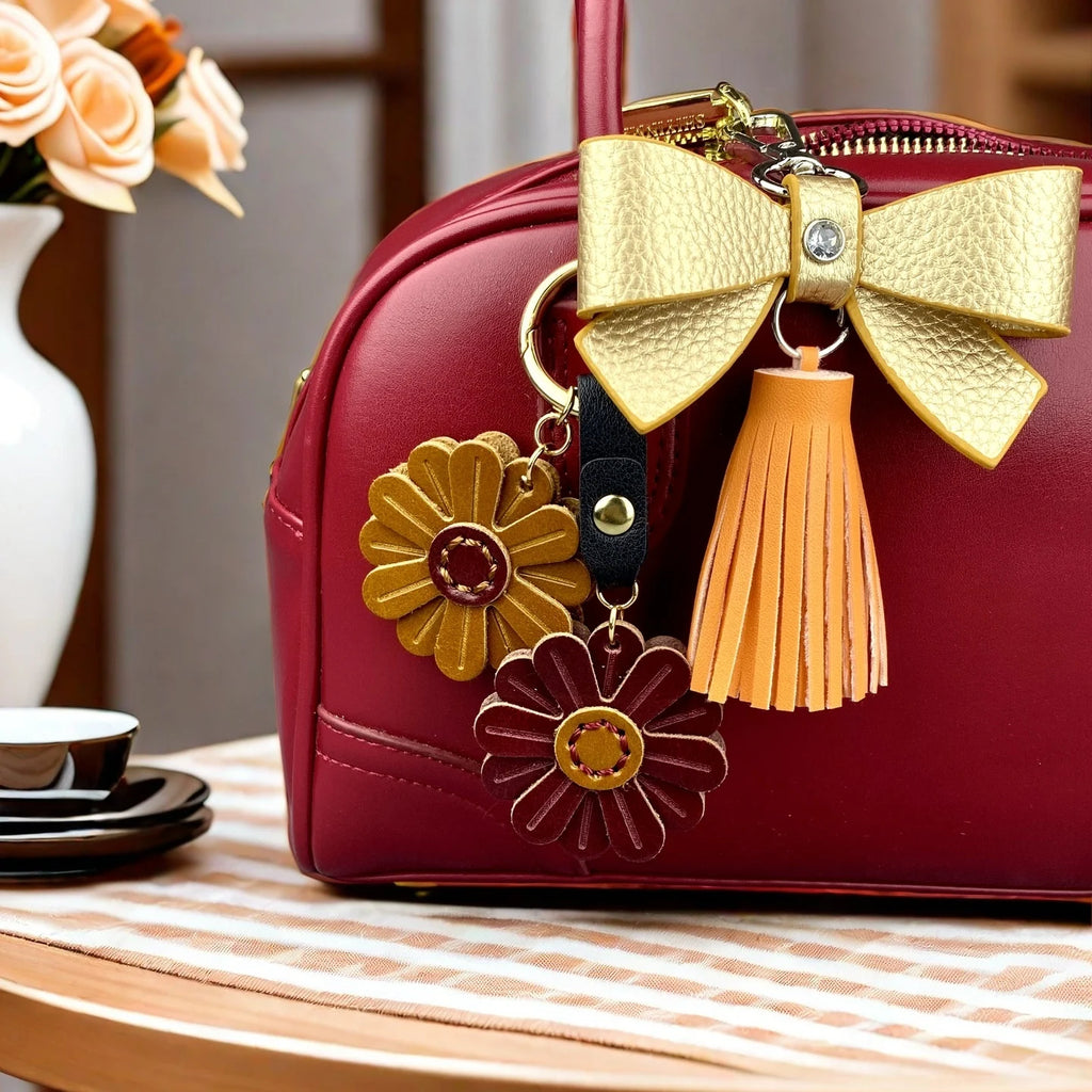 Llavero de mariposa de cuero PU en tonos tierra - Colgante de cuero PU hecho a mano para bolso, accesorio para cartera, regalos florales en tonos neutros cálidos