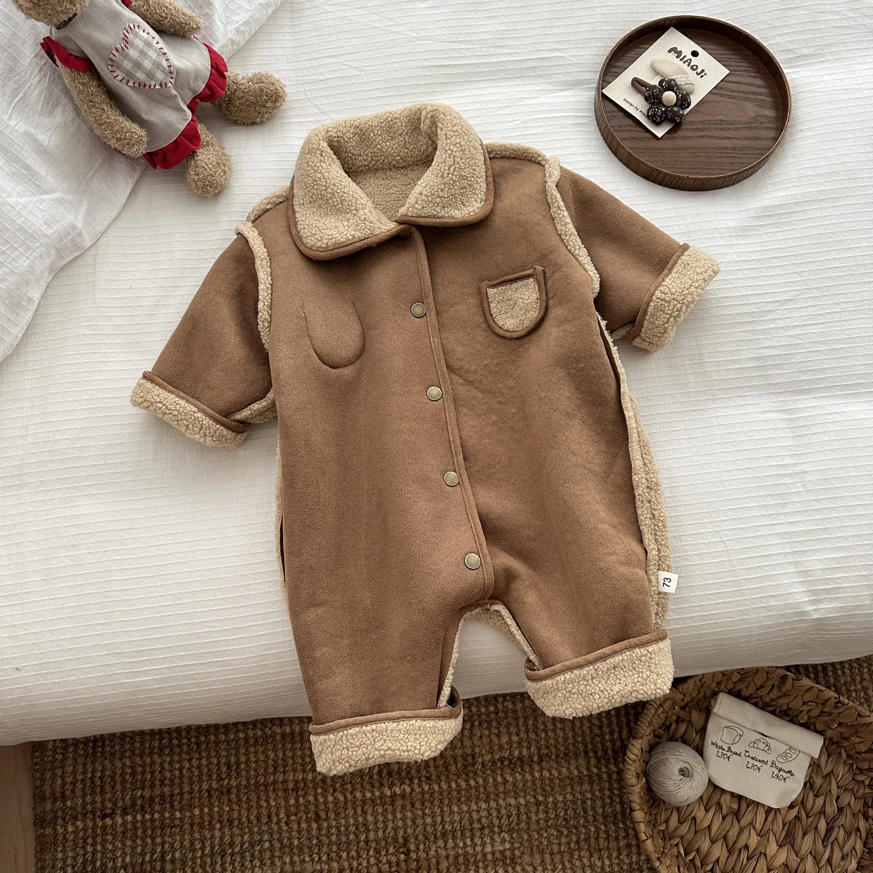 Versión coreana de invierno para bebé, niño y niña con mono de felpa grueso y cálido, elegante mono para exteriores