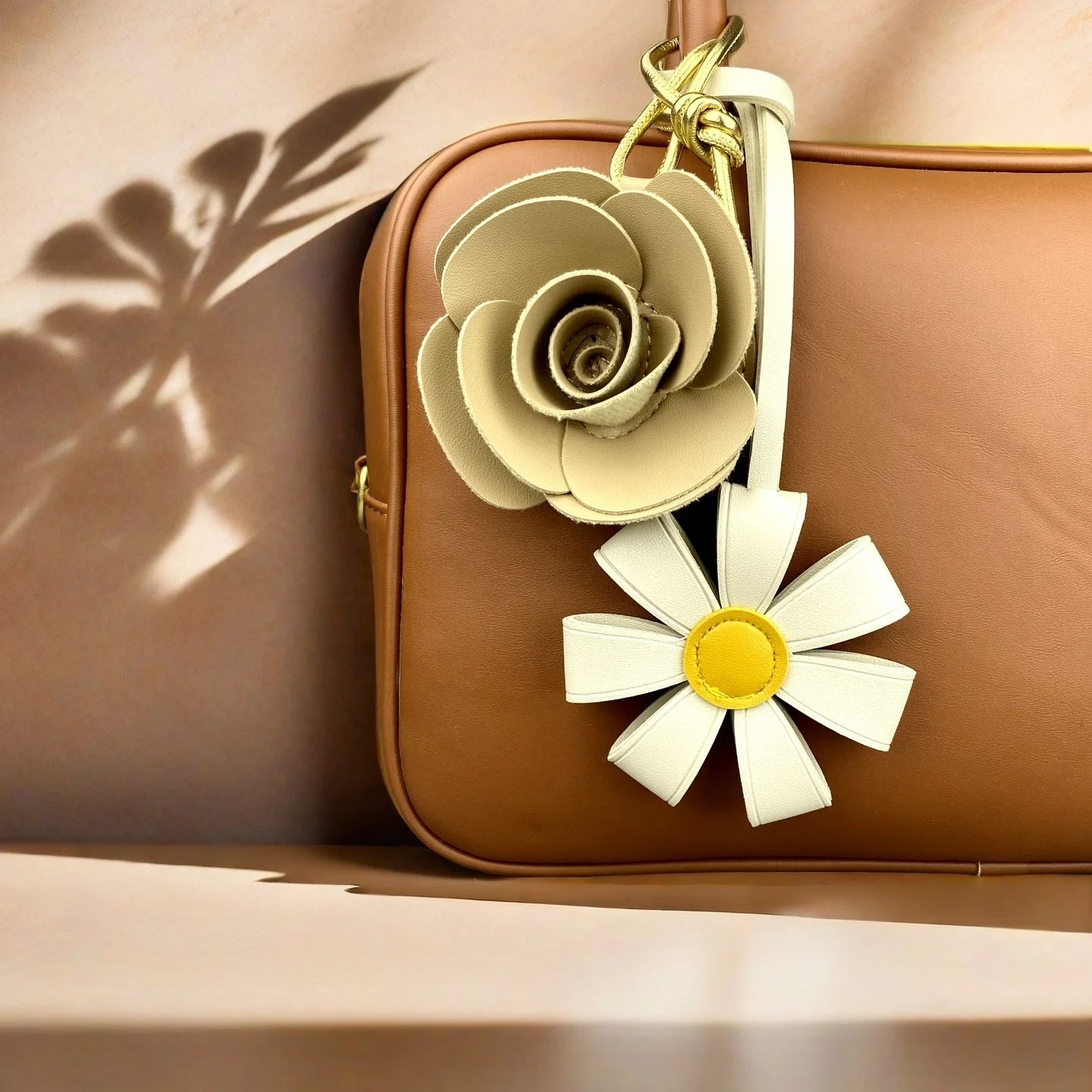 Llavero de mariposa de cuero PU en tonos tierra - Colgante de cuero PU hecho a mano para bolso, accesorio para cartera, regalos florales en tonos neutros cálidos
