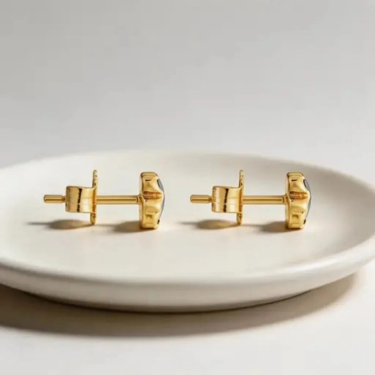 Colección de Pendientes Modernos en Oro y Plata con Detalles de Perlas y Piedras Preciosas |   Joyería Minimalista