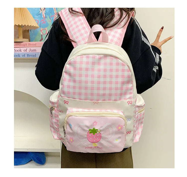 Mochila escolar ligera de nailon a cuadros para niña, bonita mochila impermeable con bordado de fresa Kawaii para ir al trabajo