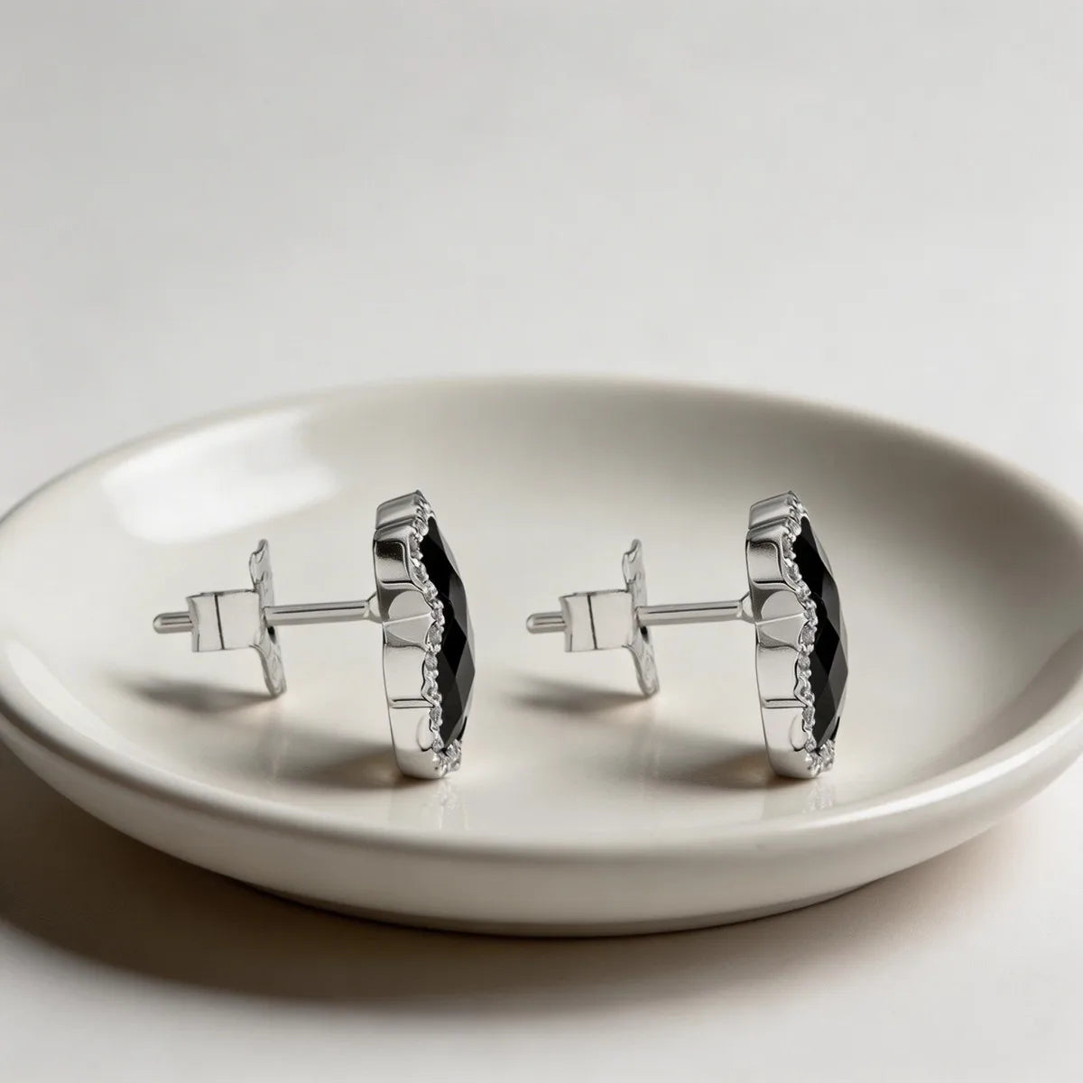 Colección de Pendientes Modernos en Oro y Plata con Detalles de Esmalte y Cristal |   Joyería Minimalista