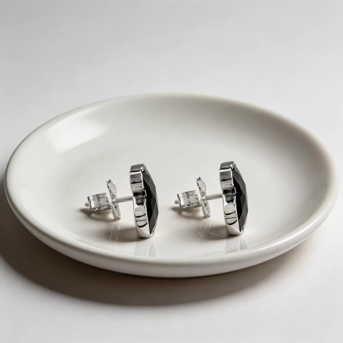 Colección de Pendientes Modernos en Oro y Plata con Detalles de Esmalte y Cristal |   Joyería Minimalista