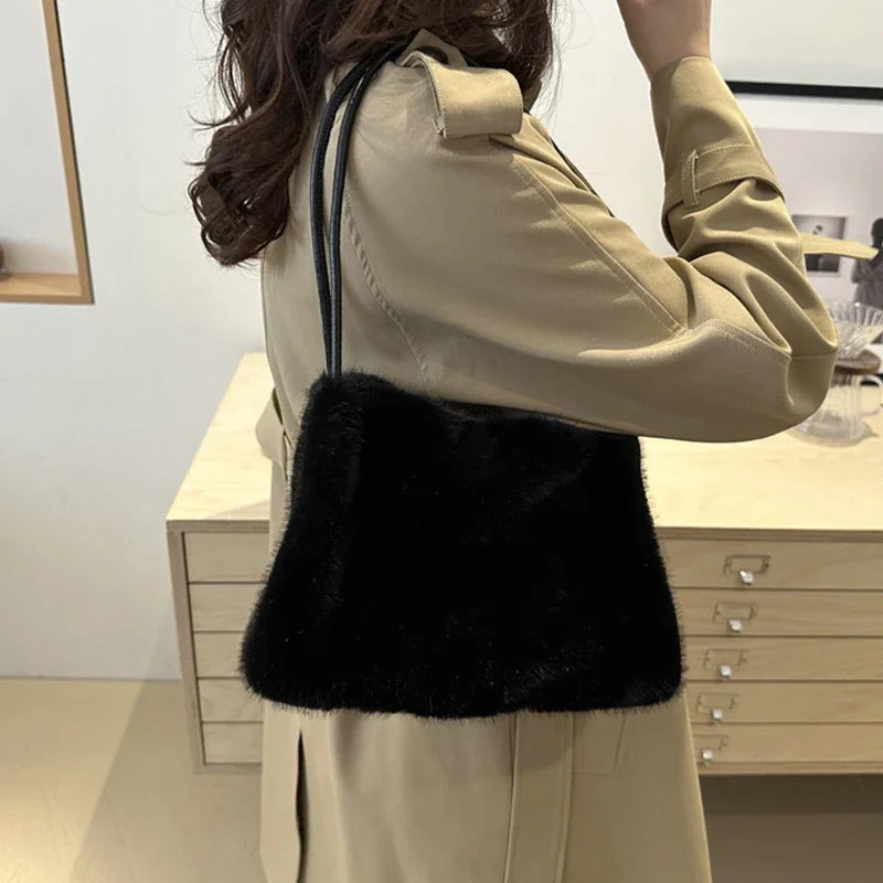 Nuevo bolso de mano de felpa para Otoño e Invierno, bolso de compras cruzado con cadena de Color sólido versátil, bolsos de mensajero con cadena de nuevo diseño para mujer